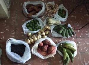 Combo de productos, entregado al cliente. Frijoles negros, boniatos,malamgas,platanos, limones, ajo, cebolla, ajíes
